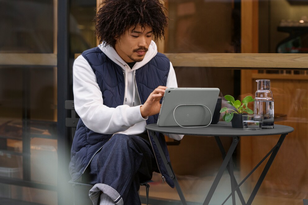 Google bietet auch eine Hülle für das Pixel Tablet mit Standfuß an.