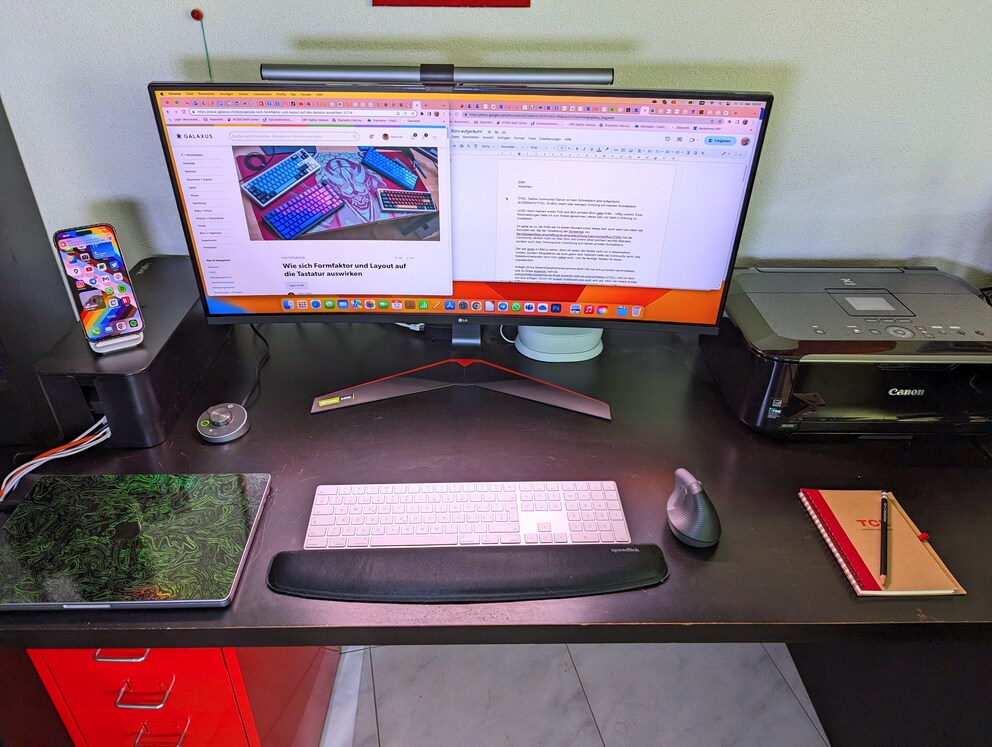 Après : un bureau rangé.