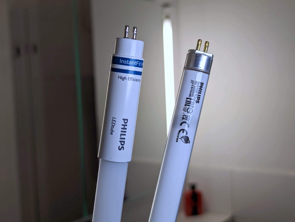À gauche, le nouveau tube LED, à droite, l’ancien tube fluorescent T5.