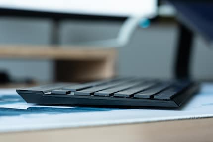 Le Corsair K100 Air est plat. Le boîtier mesure à peine onze millimètres à son point le plus fin.