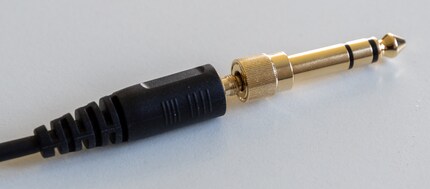 Screwing mechanism, not plugging.