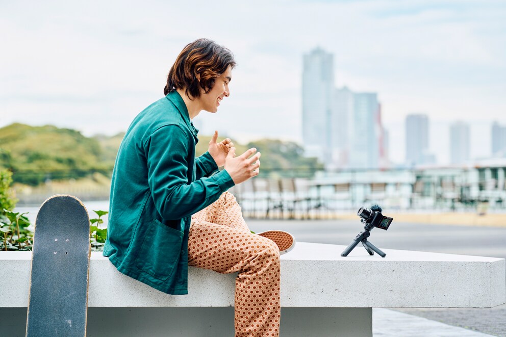 Das ist die Zielgruppe der Sony ZV-1 II: Vlogging-Einsteigerinnen und -Einsteiger, die sich mehr Möglichkeiten und Kontrolle wünschen, als es ein Smartphone bieten würde.