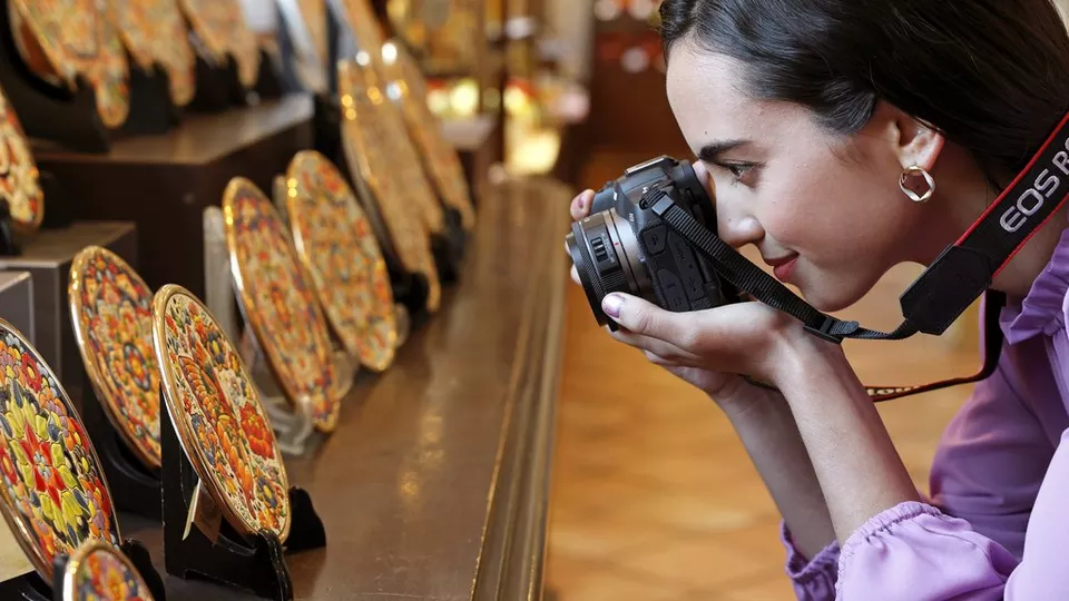 Klein und leicht – das neue Pancake an der EOS R100.