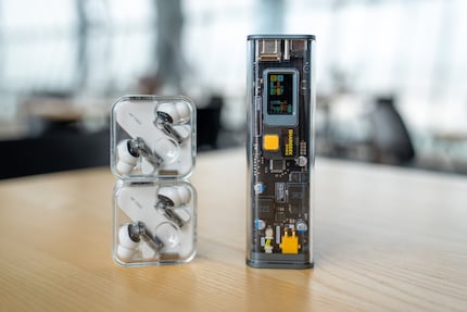 Le design rappelle d'autres gadgets transparents comme les écouteurs de Nothing.