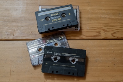 Je nach Kassette kannst du dir 60 bis 90 Minuten lang Musik anhören, bevor sich alles wiederholt.