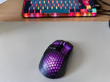 Die physische Blende setzt meine Roccat-Maus dezent in Szene.