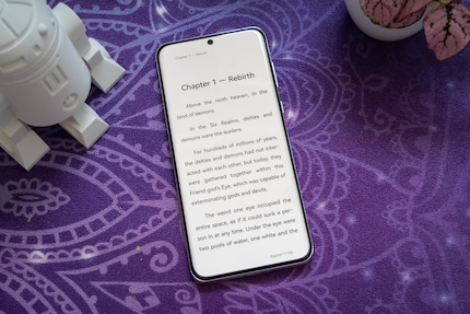 Ein Buch auf dem Smartphone lesen ist angenehm, sofern du ein passendes findest.