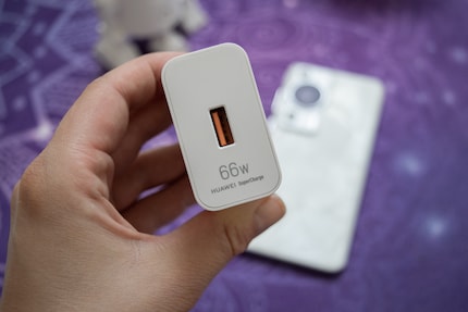 Das 66-Watt-Netzteil lädt das Huawei P60 Pro in 45 Minuten auf.