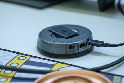 Der Transmitter des Stealth Pro ist gleichzeitig Ladestation für die Akkus.