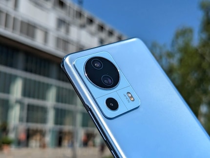 Das 13 Lite ist ein luftig-leichtes Handy, das gut in der Hand liegt.
