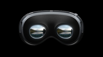 The two displays have a combined resolution of 23 million pixels. This means that even text on virtual screens should be sharp.