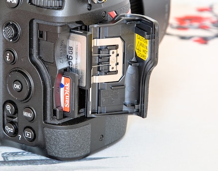 Slot per le schede: c’è una SD e una CFexpress.