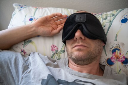 Die Schlafmaske von Livoo fühlt sich angenehm flauschig auf der Haut an, verrutscht aber im Bett immer wieder.