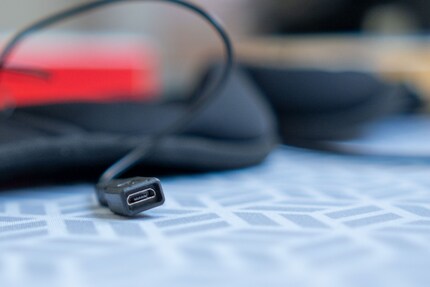 Wieso immer noch Micro-USB? Ich habe da meine Theorie: Irgendwo in China befindet sich eine Lagerhalle in der Grösse der Schweiz. Darin lagern Micro-USB-Kabel und -Ports, die zu Dumping-Preisen verkauft werden. Anders kann ich mir nicht erklären, wieso 2023 Hersteller immer noch auf den Standard setzen.