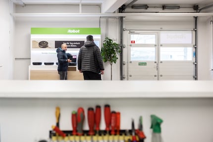 Roger Thalman goes over the latest models. In the foreground is the service station, located at the reception desk, where simple issues are quickly fixed.