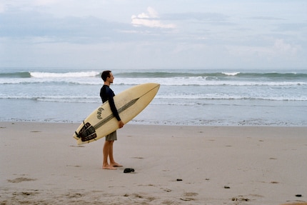 L’AE-1 Program dispose d’un retardateur pour les photos comme celle-ci. Comme il ne coûte pas les yeux de la tête, je n’hésite pas à le cacher derrière une noix de coco pour ma session de surf.