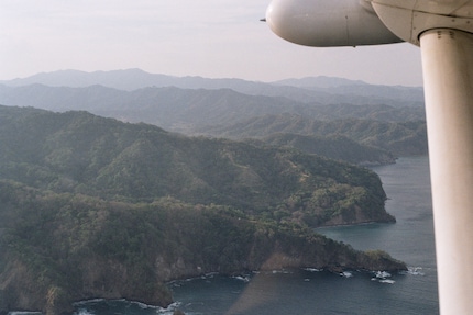 Un vrai voyage dans le temps : photos argentiques depuis un avion à hélice au-dessus de l’Amérique centrale.