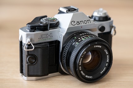 Des exemplaires en bon état du Canon AE-1 Program coûtent environ 200 francs suisses. Le mien fonctionne parfaitement.