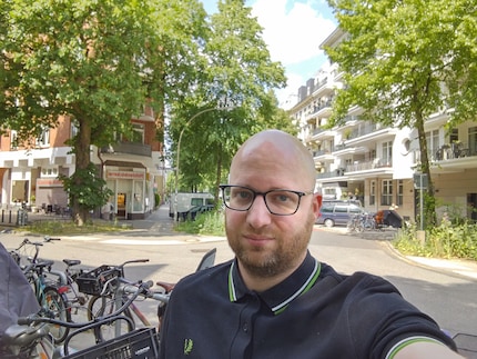 Je me plais sur le selfie ; l’arrière-plan me convainc moins.