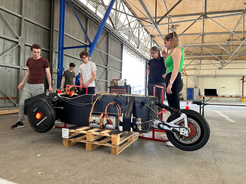 Teambesprechung im Hangar.
