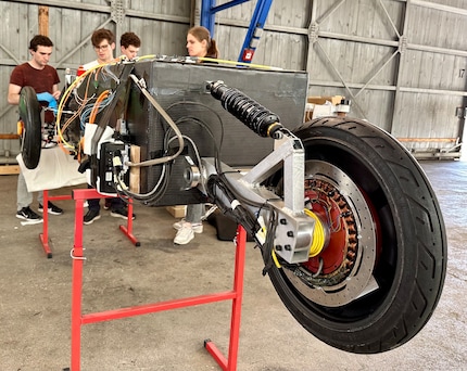 Drive on the rear wheel: This is where the permanent magnets are located, which are supplied with power and set the wheel in motion.