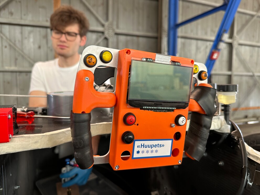 Das Steuerrad hat einen Digitec-Sticker bekommen. Fahrer Jonas Rudin, der im Hauptjob im Category-Team bei Digitec Galaxus arbeitet, soll sich ja auch wohlfühlen.