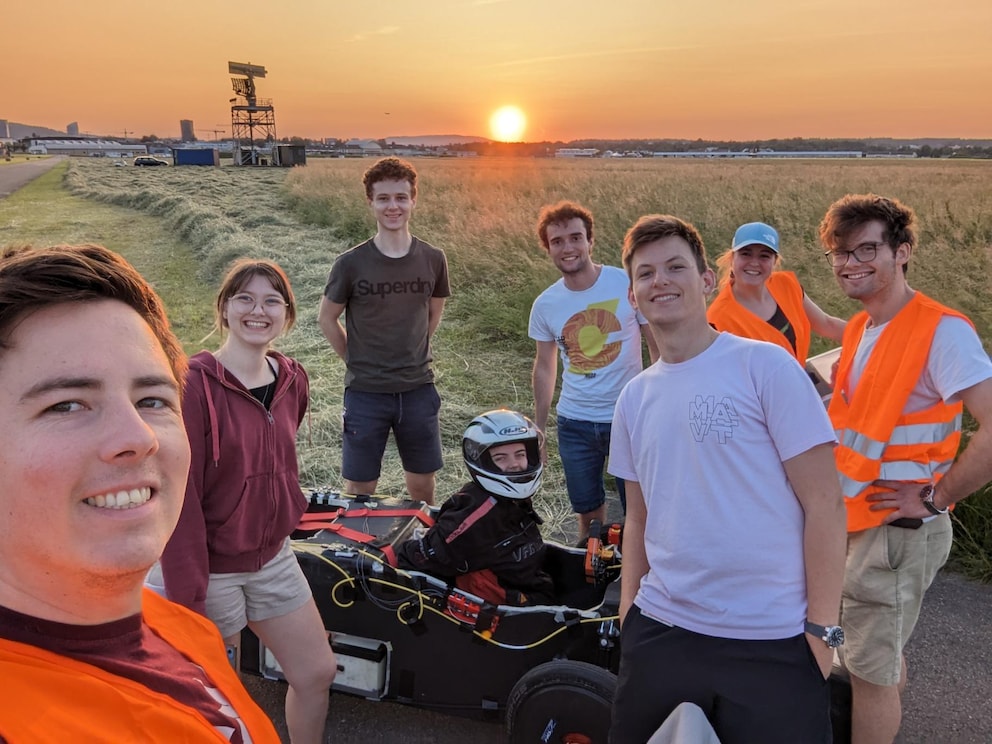 Selfie time at the end of a successful day: the ETH team at the military airfield in Dübendorf.
