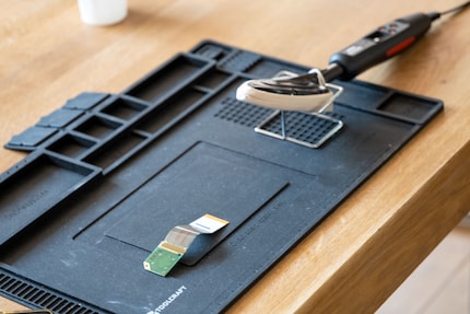 Je pose la lentille avec le câble plat sur un support de soudure.
