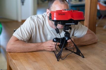 Posture adoptée pour jouer au Virtual Boy.