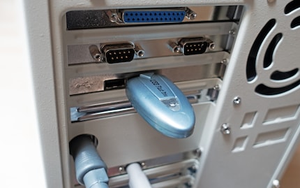 Les nouveaux anciens ports USB et ma clé USB d’une capacité de 64 mégaoctets.