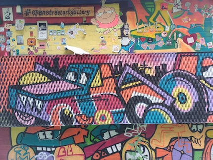 Il muro colorato è una sfida per la fotocamera e la post-elaborazione del Galaxy A34.