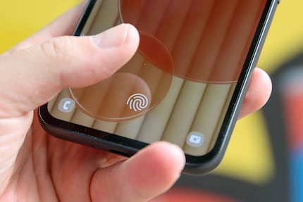 Il sensore di impronte digitali si trova sotto il display.