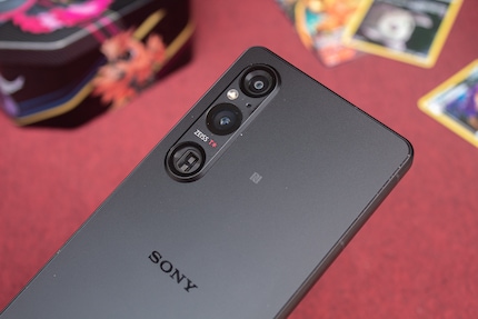 Le superfici ruvide e scanalate rendono il Sony Xperia 1 V facile da impugnare.