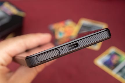 La porta USB-C e uno slot per schede che si può aprire senza attrezzi aggiuntivi.