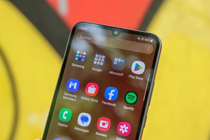 Samsung preinstalla molte app, ma promette anche di fornire aggiornamenti a lungo termine.