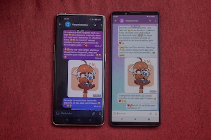Il Sony Xperia 1 V mostra un po' di più nelle cronologie delle chat grazie al suo display più lungo.