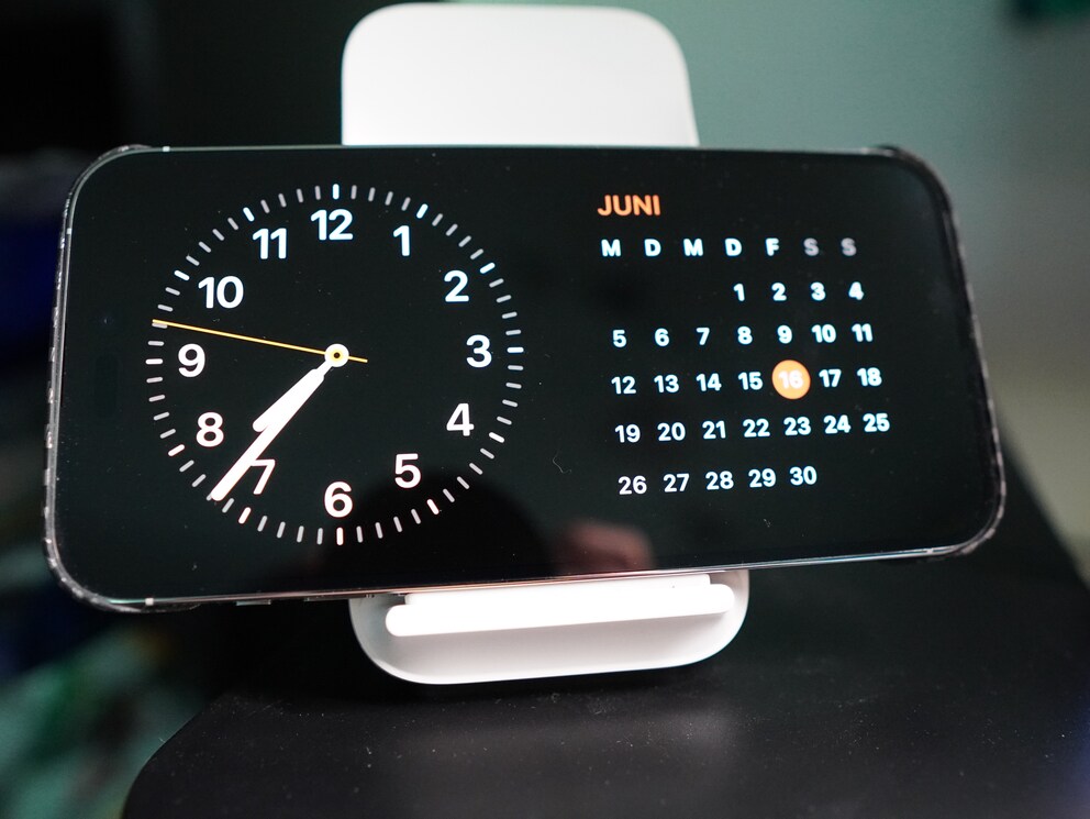 Der Standby-Modus schaltet sich ein, wenn das iPhone quer steht und geladen wird. Es braucht nicht unbedingt einen Magsafe-Ständer.
