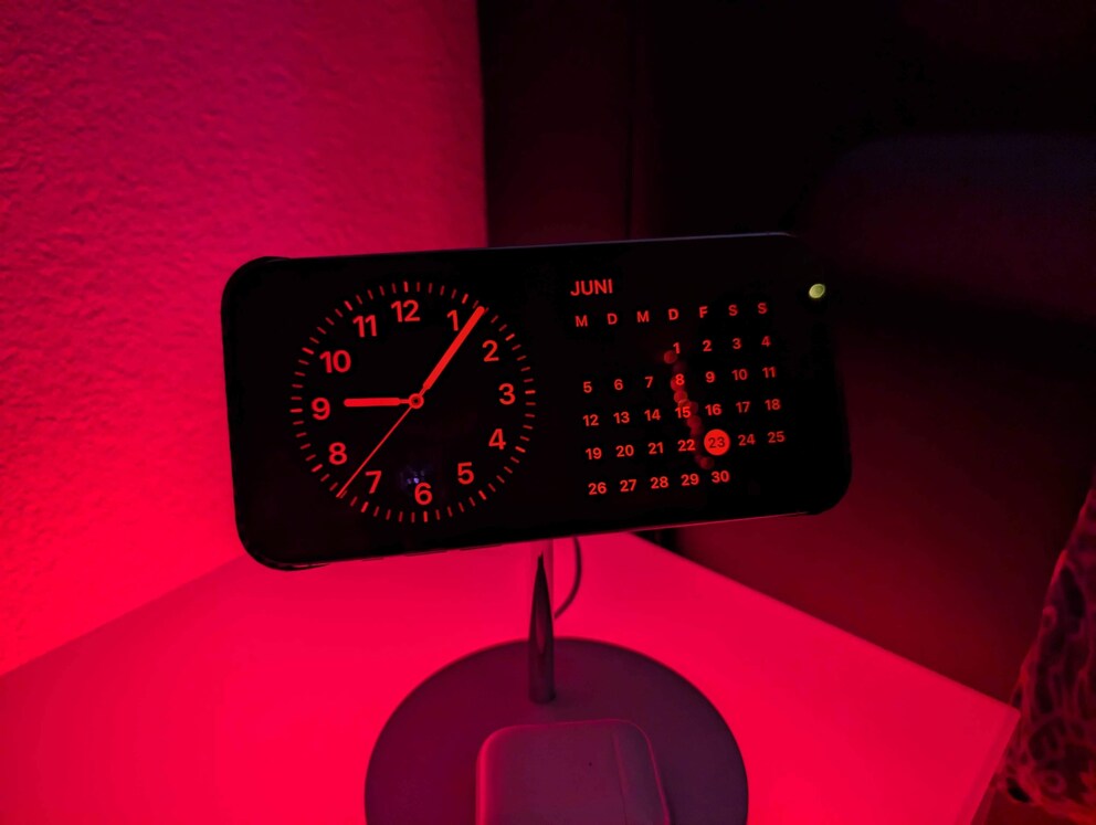 Das rote Zifferblatt schaltet sich automatisch ein, sobald der Sensor wenig Licht misst.