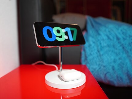 Le chargeur de Belkin maintient l'iPhone magnétiquement. En bas, vous pouvez charger un second appareil.