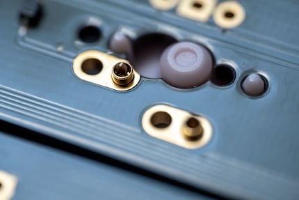 L'interruttore, visto qui dal basso, fissa il connettore Mill-Max che non è ancora stato saldato.