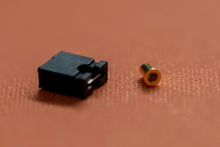 Un connettore Mill-Max è mooolto piccolo. Per fare un paragone, ho messo un jumper vicino.