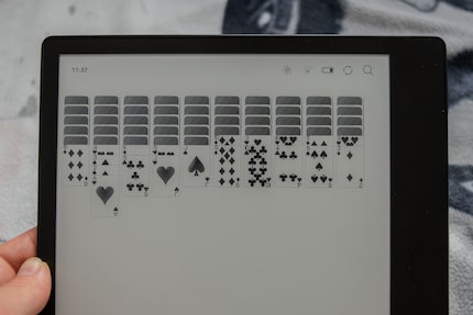 Unter anderem kannst du dich mit dem Kartenspiel Solitaire unterhalten. In Schwarz-Weiss.