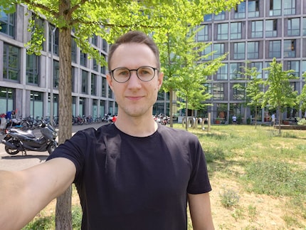 Selfies aus dem Xperia haben satte Farben, aber vor allem digital erzeugte Schärfe