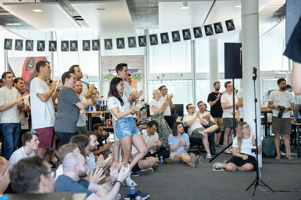 Tutti i team, ma anche tutto il personale, si riuniscono per la presentazione finale.