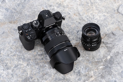 Die Fujifilm X-S20 ist klein, aber trotzdem bequem. Das 16-80-mm-Objektiv (an der Kamera) ist grösser als die anderen Reisezooms, dafür ist das 23 mm f/2 (rechts) die kleinste Festbrennweite in der Runde.