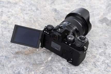 Alle drei Kameras haben ein ausklappbares und drehbares Display. Das der Fujifilm X-S20 hat die höchste Auflösung. Schade, dass dafür der elektronische Sucher der schlechteste im Testfeld ist.