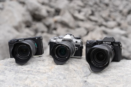 Die drei Testmodelle: Sony Alpha 6700 (links), OM System OM-5 (mitte) und Fujifilm X-S20 (rechts)