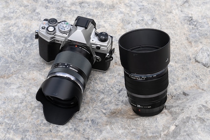 Bei OM System wähle ich als Festbrennweite das 25 mm f/1.2 (rechts), das viel Bokeh bietet, aber vergleichsweise gross ist. Dafür ist das 14-150-mm-Reisezoom (an der Kamera) sehr kompakt.