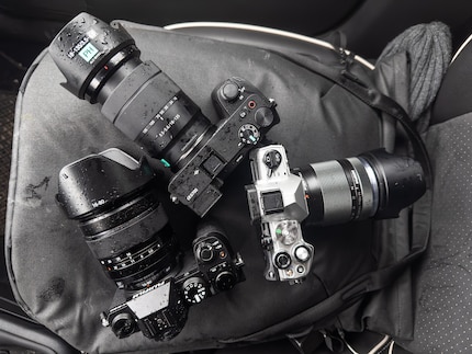 Auch die Kameras von Fujifilm und Sony überstehen eine kleine Dusche unbeschadet.