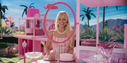 Margot Robbie, nei panni di una delle tante Barbie, deve avventurarsi nel mondo reale per salvare se stessa e Barbieland.